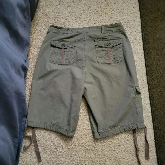 St. John's Bay Bermuda Shorts 6 NWOT - Picture 3 of 3